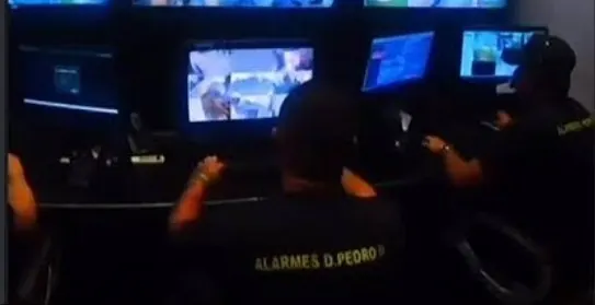 Operadores da central de monitoramento em ação